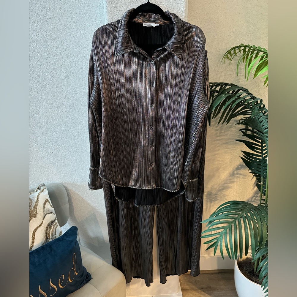 Good American plisse chrome pants set. Shirt size 3/4, pants size 5/6